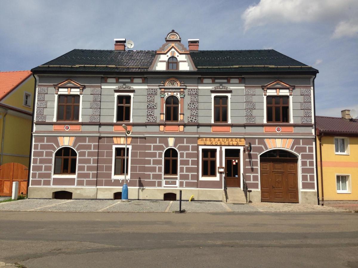 ホテル Restaurace U Kostela Marianske Radcice エクステリア 写真